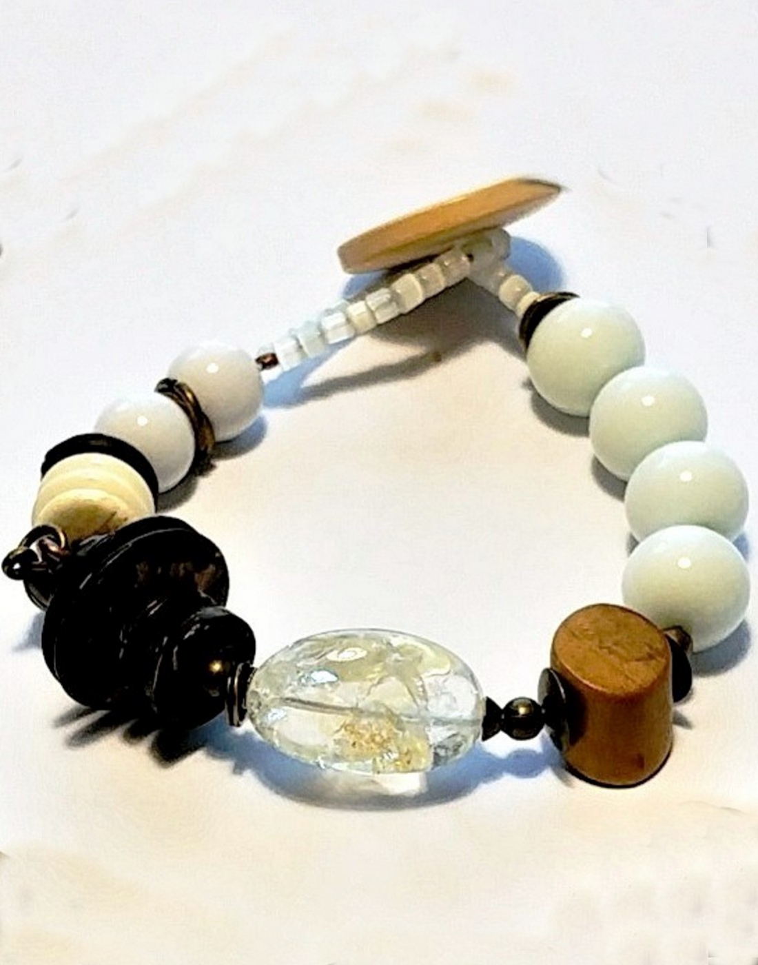 Biała modna bransoletka w stylu boho z guzikiem Unikat handmade